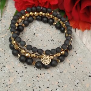 Komplet 3 bransoletek z onyksu i złotego hematytu – elegancka biżuteria z zawieszką rozetką